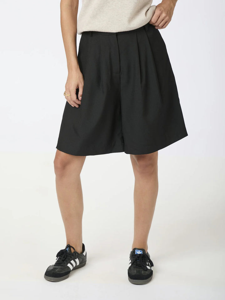 Neo Noir | Nika Bermuda Shorts Black